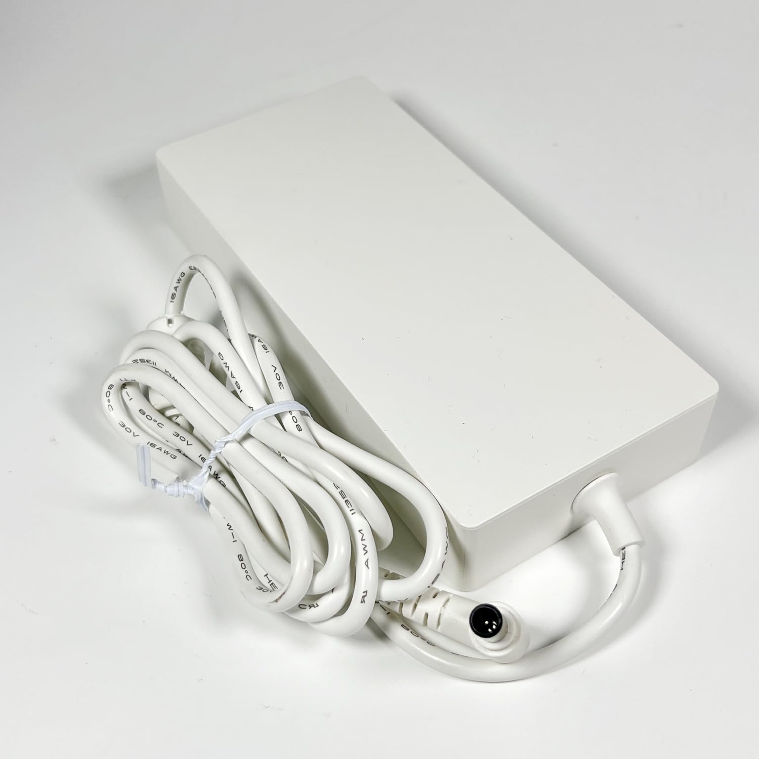 Nouveau Alimentation Slim Blanc 140W 19V 7.37A ADS-150KL-19N-3 190140E EAY65768901 pour LG 32SQ780S-W.AUS, 32SR70U-W.AUS, 32SR73U-W.AUS, 27SR73U-W.AUS, 27SR73U-W.AUS. , 27UN8 3A-W.AUS, LG CineBeam