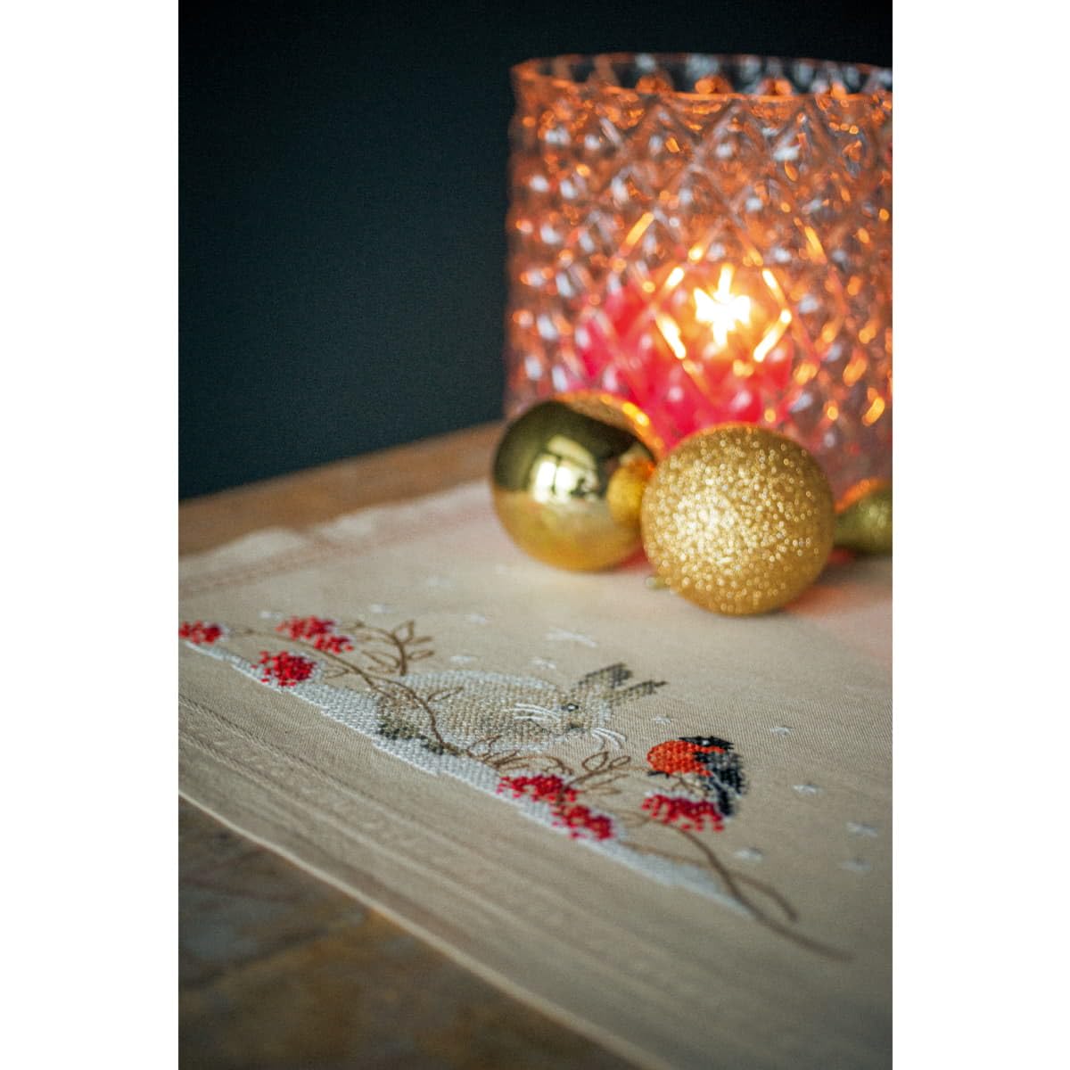 Vervaco Stickpackung Tischläufer Sticken Set Erwachsene Vorgedruckt Schneehase und Dompfaff Stickläufer zum Selbersticken Vorgezeichnet Decke Sticken Plattstich 40 x 100 cm Kreatives Geschenk