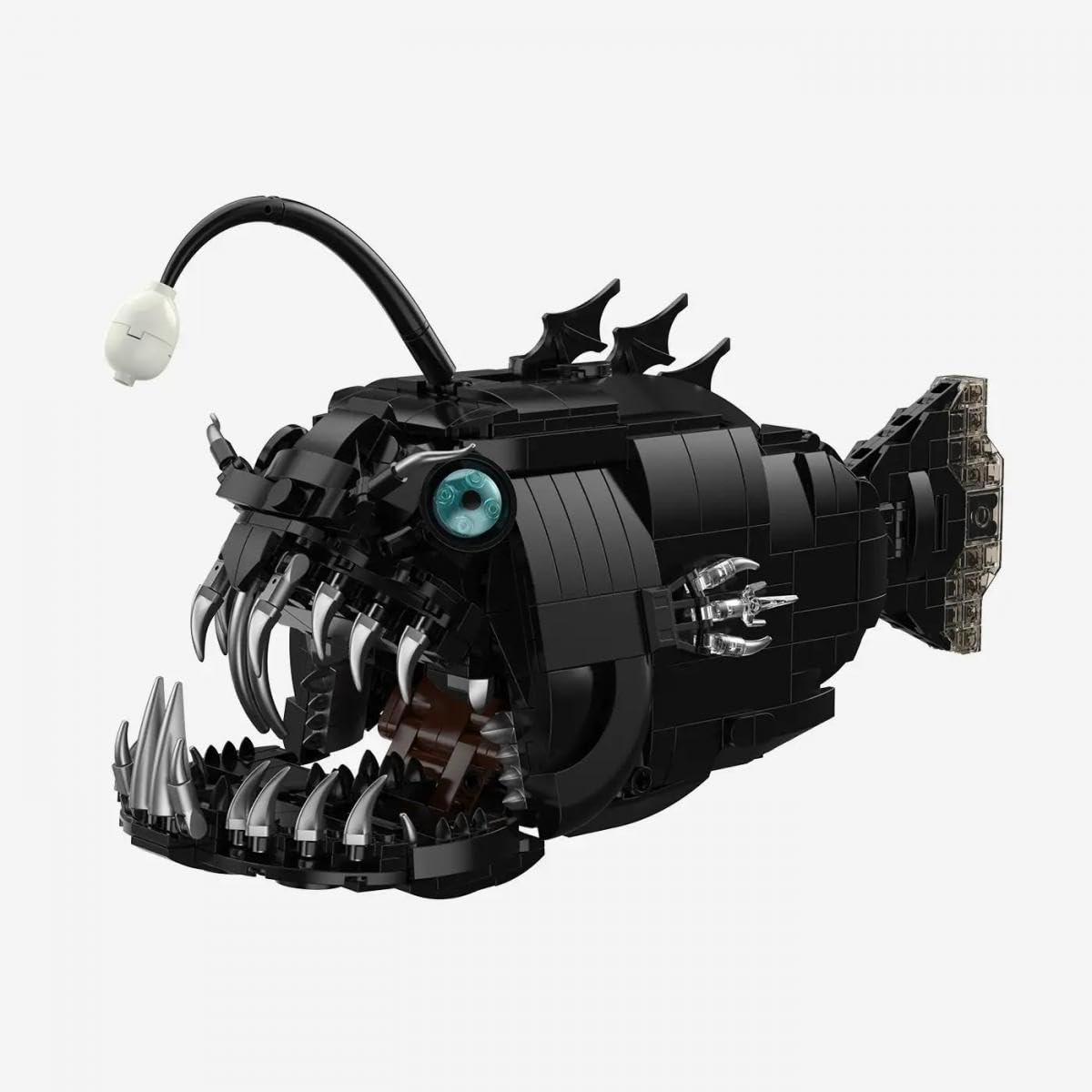 BlueBrixx Tiefsee Anglerfisch, 1019 Klemmbausteine, Displaymodell | Glow in the Dark Köder, aufklappbares Maul, zwei Namensschilder, blauer Standfuß, 297 x 114 x 193 mm, 108961