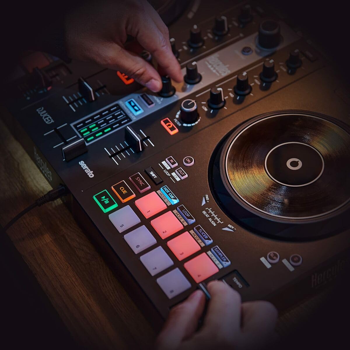 Hercules DJControl Inpulse 300 MK2 – Contrôleur DJ USB 2 Voies pour Débuter – Inclus Serato DJ Lite & DJUCED – Fonction Beatmatch Guide – 16 Pads & Carte Son Intégrée – Noir