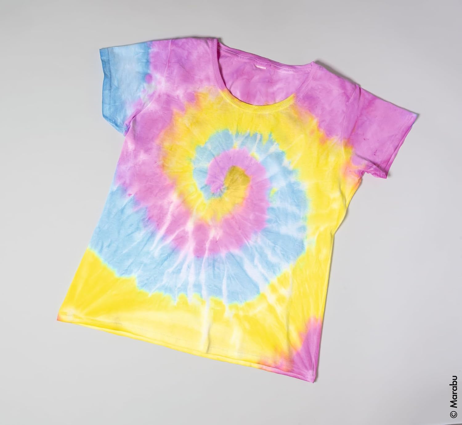 Marabu TIE DYE Ink Batik Dye in Cherry Red, 80 ml, Water-Based Paint, Vegan, Radiant Fabric Dye for Light Textiles up to 20% Synthetic Fibre Content, 17300004031