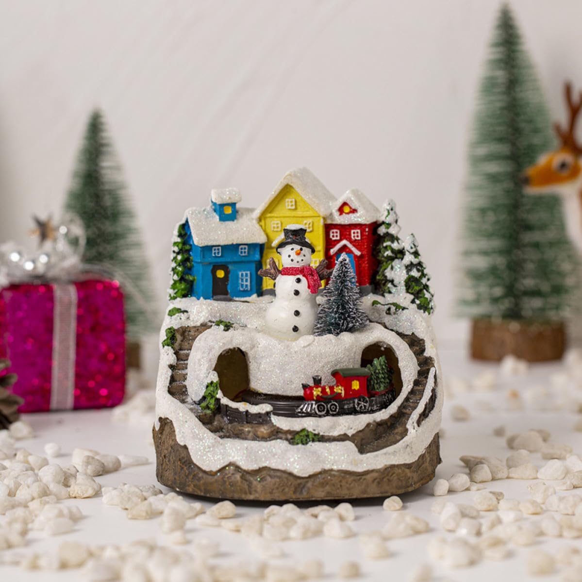 CALLARON Casa Navideña Iluminada y Tren Eléctrico, Adorno de Mesa Decorativo de Resina, Figura de Pueblo Navideño en Miniatura de Escritorio, 1 Pieza, Diseño