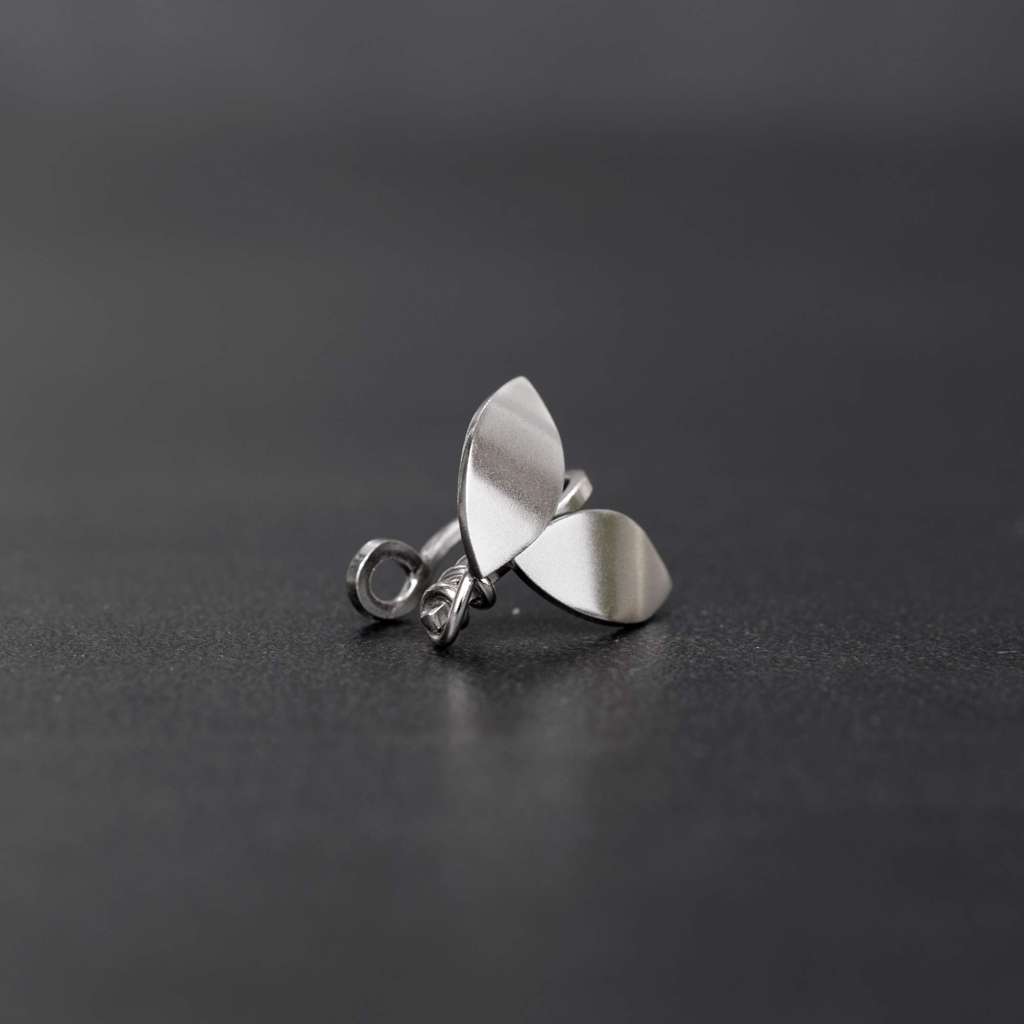 Helix Ear Cuff Ohrring ohne Ohrloch - 925 Sterlingsilber - 2 Olivenblätter Kantiges Design - Modern Greek - Leicht - Nickelfrei Hypoallergen - Kein Piercing - Einzelner - Handmade by Emmanuela
