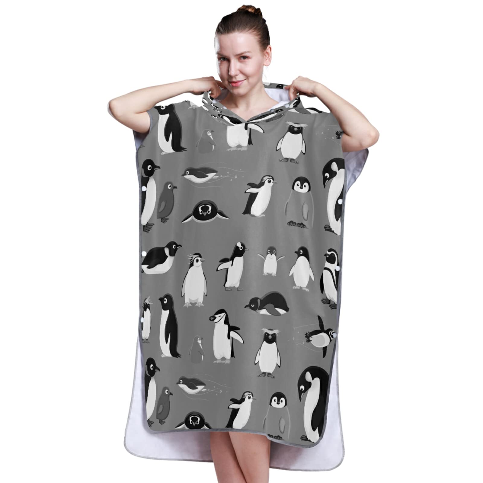 Verschiedene Cartoon-Pinguine, nahtloses Muster auf grauem Surf-Poncho, Wickelmantel mit Kapuze und Tasche, schnell trocknender Bademantel, Mikrofaser-Handtuch, Neoprenanzug für Bad, Strand, Outdoor
