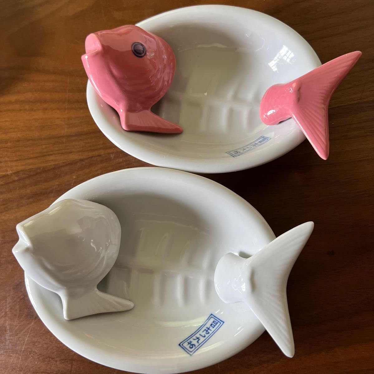 魚型陶器皿 白とピンクのセット　おさしみ皿　刺身　プレート　2個 鯛のおさしみ皿 (お皿/刺身皿) おもしろ食器｜パーフェクトワールドの