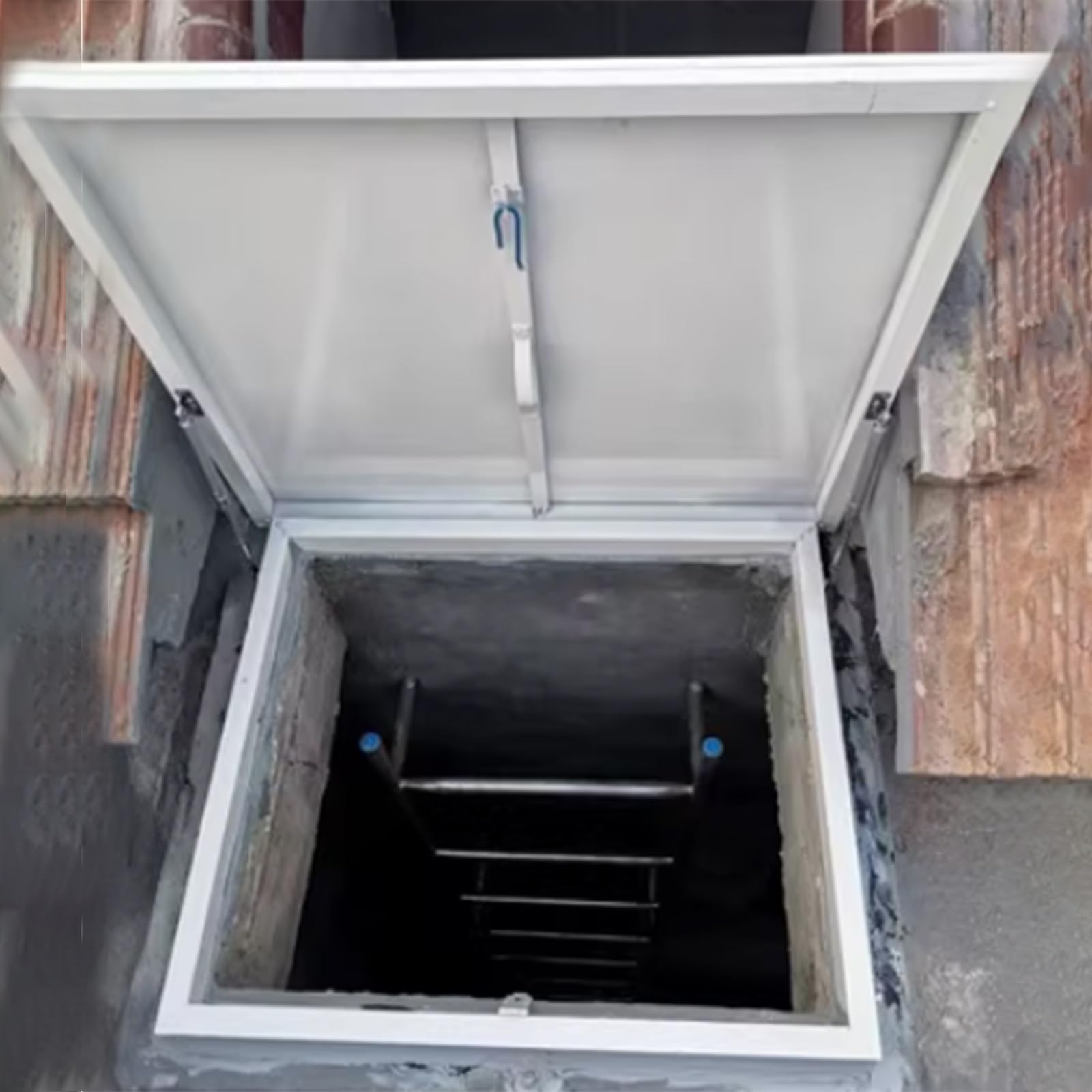 Trappe d'accès sécurisée au toit avec serrure, idéale pour les installations de sous-sol et d'abri de jardin, 76,2 x 63,5 cm, design antivol durable pour une entrée sûre dans les zones utilitaires.