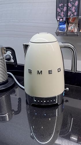 Smeg 電気ケトル 1.7リットル KFL04 CRUS CR [並行輸入] Amazon | Smeg 電気ケトル 1.7リットル KFL04 CRUS CR [並行輸入
