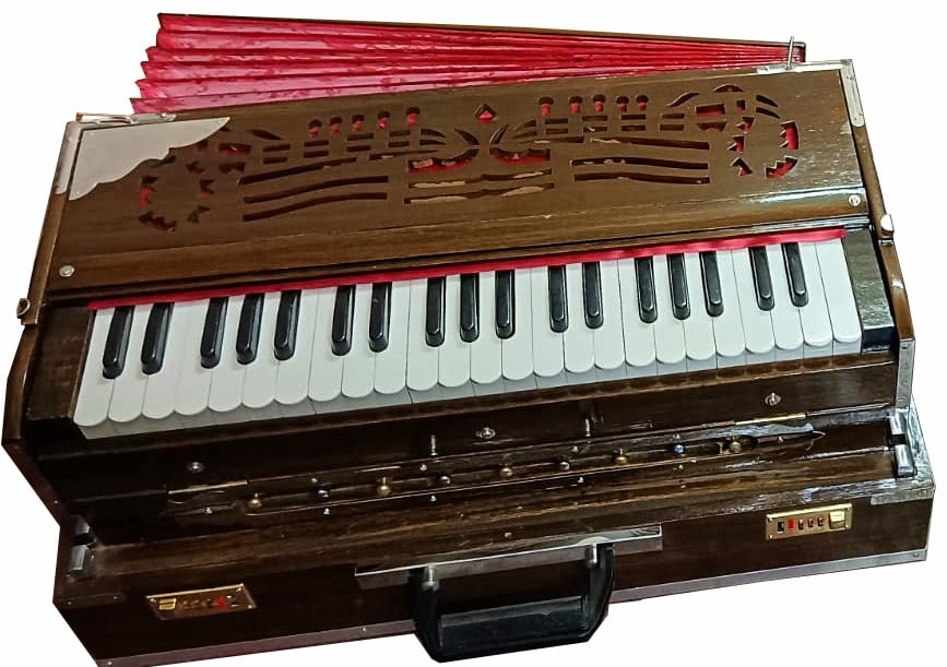 Indian Teak Harmonium Premium Palitana Reeds Calcutta 3-1/2 Octaves Mirror Polish Professional 9 Stopper Harmonium with Gigbag. English Keys