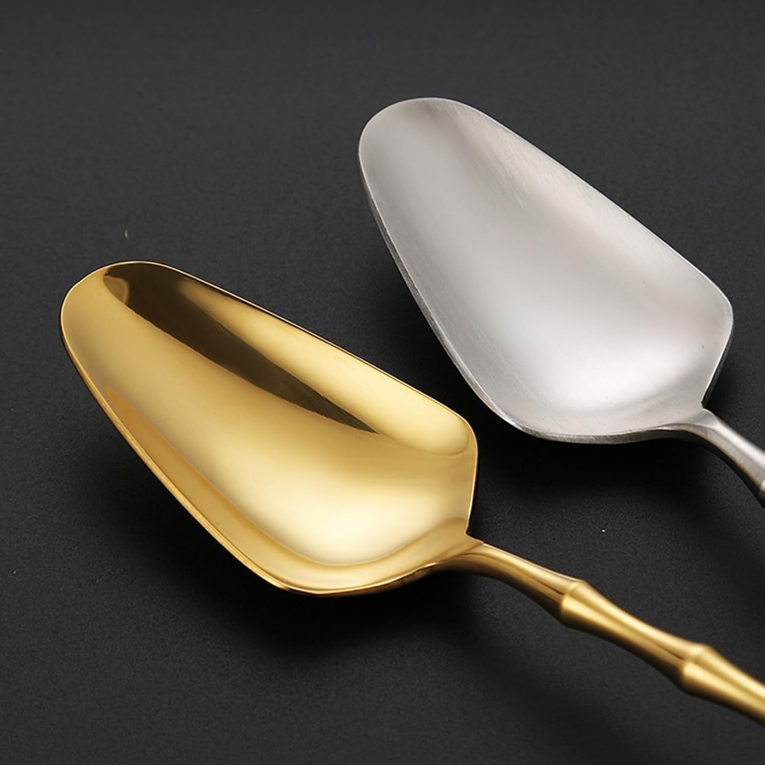 Ce Service de Couverts doré Mat pour 8 Personnes Comprend 18 Couverts en Acier Inoxydable avec Manches martelés. Idéal pour la Maison, la Cuisine et Les Mariages. Compatible Lave-Vaisselle,