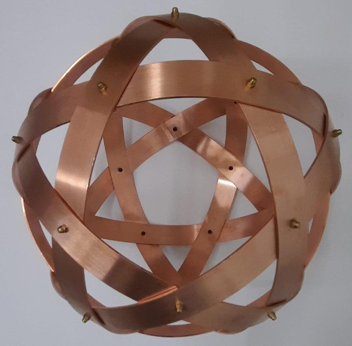 Genesa Pentasfera Rame 32cm di diametro, fasce larghe 30mm e spesse 2mm, fissate con dadi ciechi in ottone.