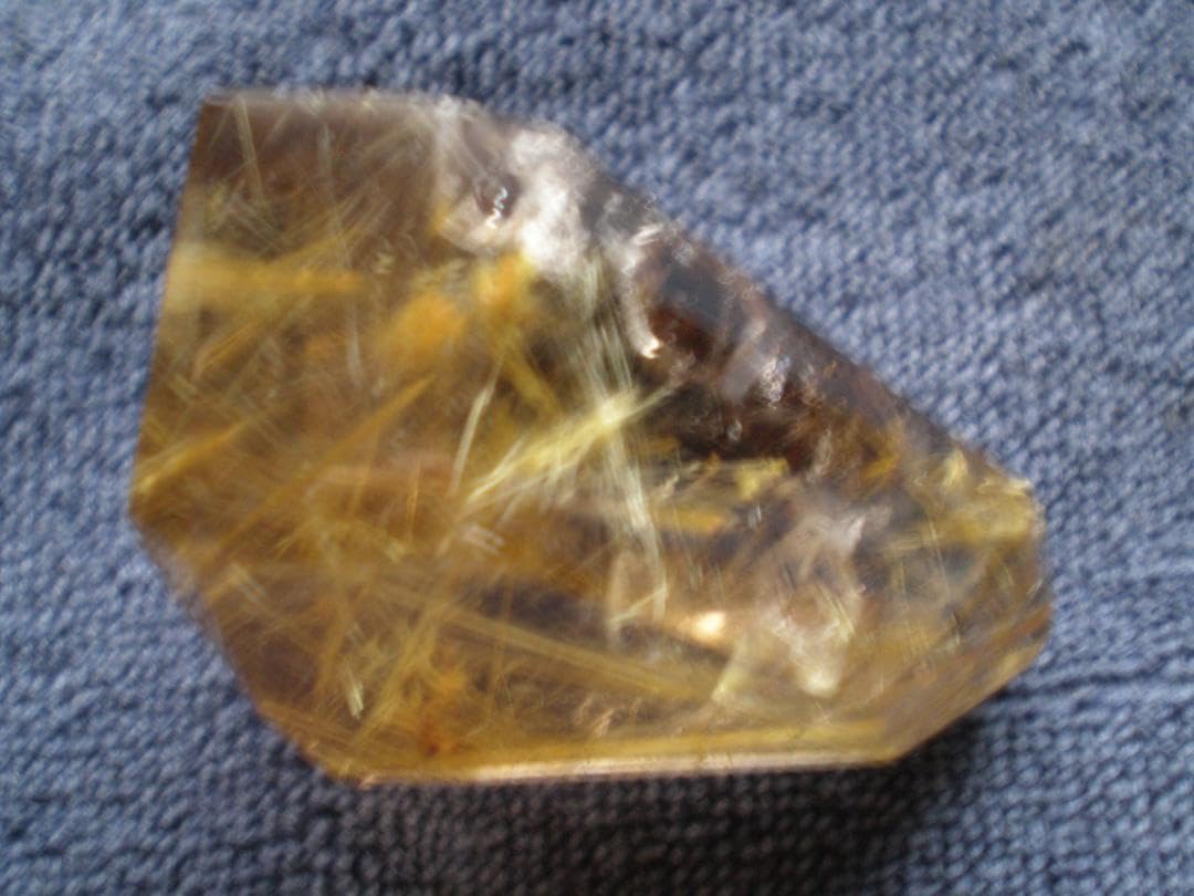 ゴールドルチル 原石虹入り約65ミリ