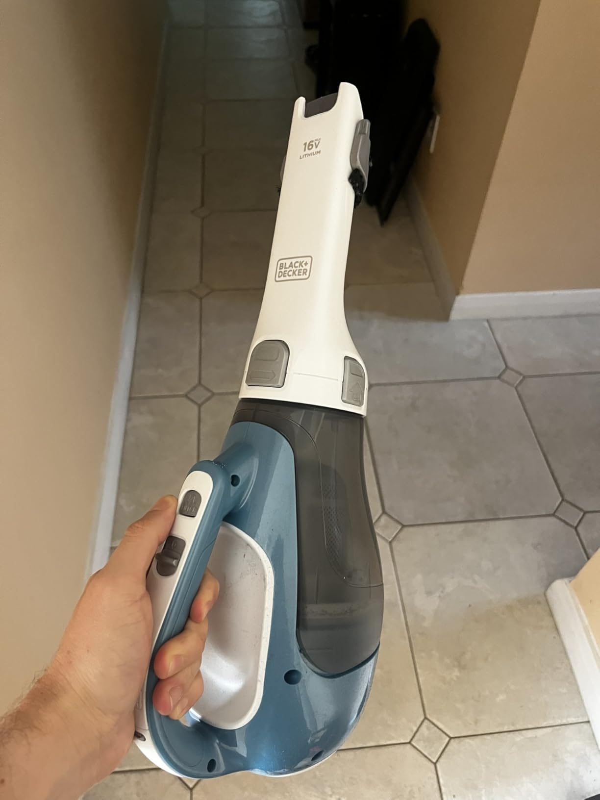 Gerçekten işini gören kompakt ve çok yönlü bir el süpürgesi.