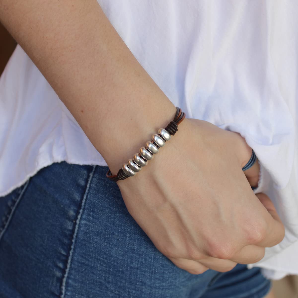 Hecho a mano, con cuentas de zamak para mujer - Pulsera de cuero para mujer hecha por Intendenciajewels - Pulsera con cuero y zamak - Pulsera ajustable de 16-19,5 cm.