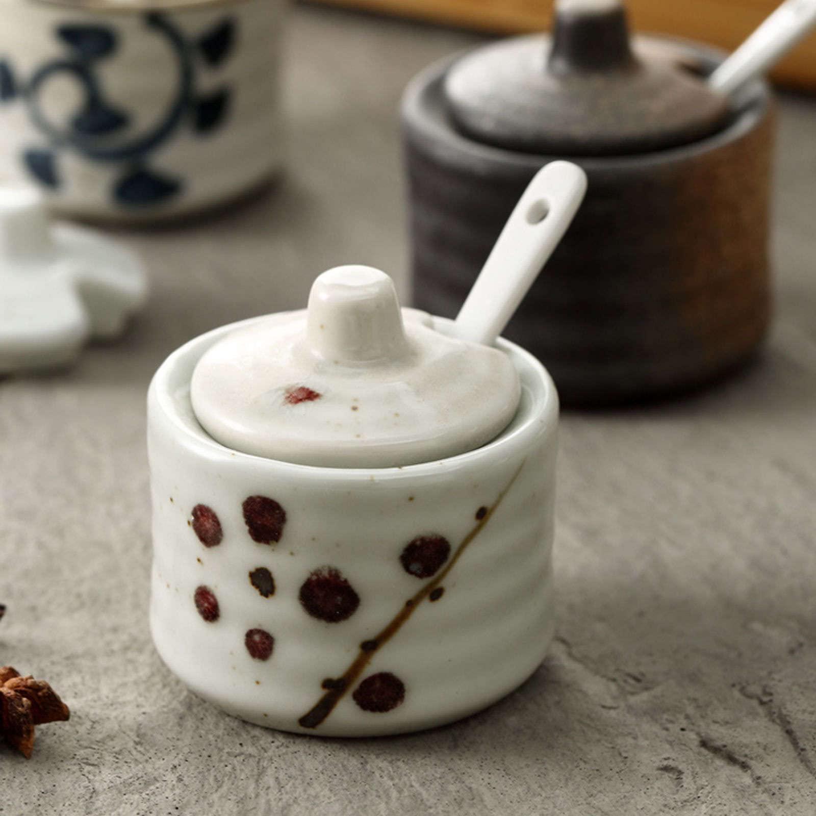pojemnik na cukier， Słoiki na przyprawy, japońska cukiernica z pokrywką, mini cukiernica, pojemnik na cukier słoiczek na przyprawy, na blat kawowy-w-70 ml garnek(White)