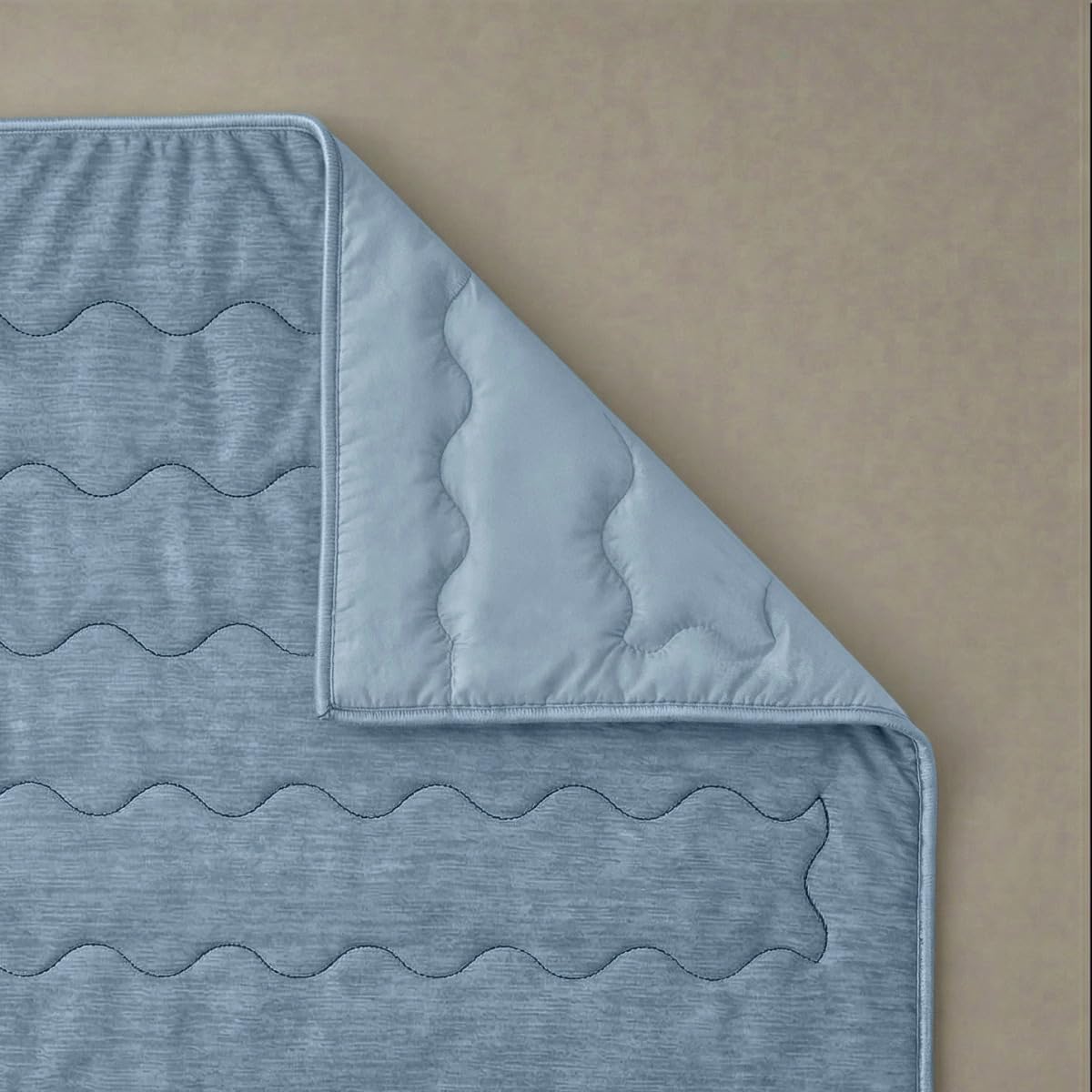 Zelesta Special Cooling Blend Sommerbettdecke ohne Bezug 240x220 cm - Kühlende 2-in-1 Sommerdecke gegen Nachtschweiß, atmungsaktiv & Ultraleicht, waschbar, für Allergiker geeignet (Sanftes Blau)