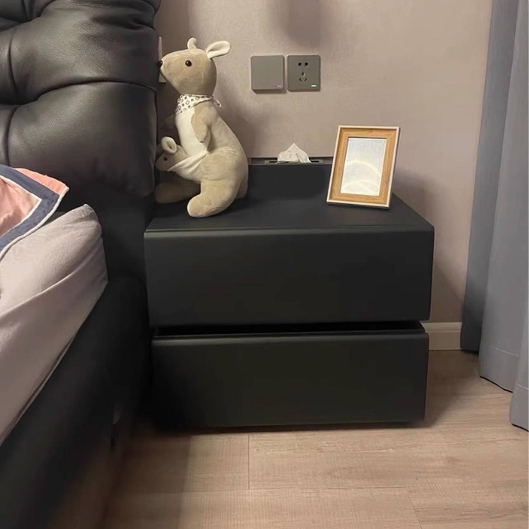 Nowoczesna szafka nocna z 2 szufladami stolik nocny z litego drewna ze skórą z mikrofibry stolik nocny do sypialni do przechowywania brązowy 30 cm x 37 cm - stylowe i funkcjonalne futro