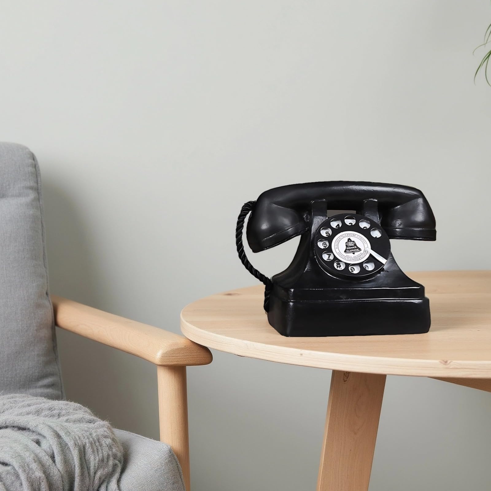 Model telefonu stacjonarnego w stylu retro, antyczny telefon w stylu vintage, czarny klasyczny design z obrotową tarczą i słuchawką, do ekspozycji domu lub kawiarni