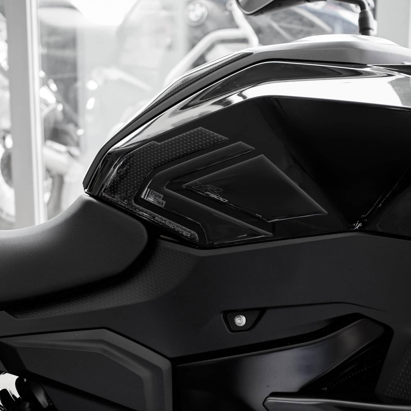 Resin Bike Naklejki Moto kompatybilne z BMW F 900 XR 2020-2026 Triple Black. Chronią Osłony boczne zbiornika przed uderzeniami i zadrapaniami. Naklejki żywiczne z efektem 3D. wyprodukowane we Włoszech