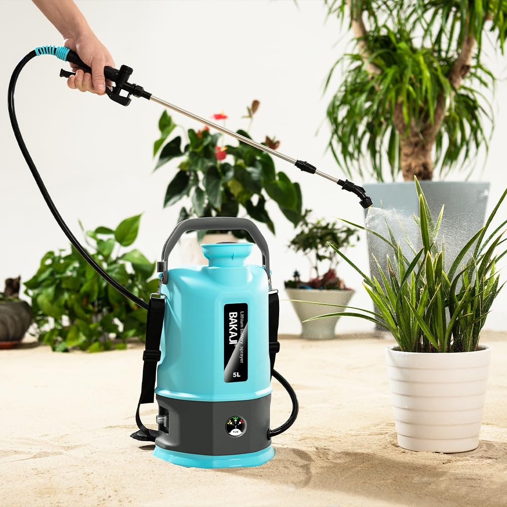 BAKAJI Spruzzatore a batteria da Giardino con Accessori, Nebulizzatore a pressione con Tracolla Antifatica, Pompa Ultra Leggera Irrigazione e Cura Piante, Ideale Acqua e Antiparassitario (5 Litri)