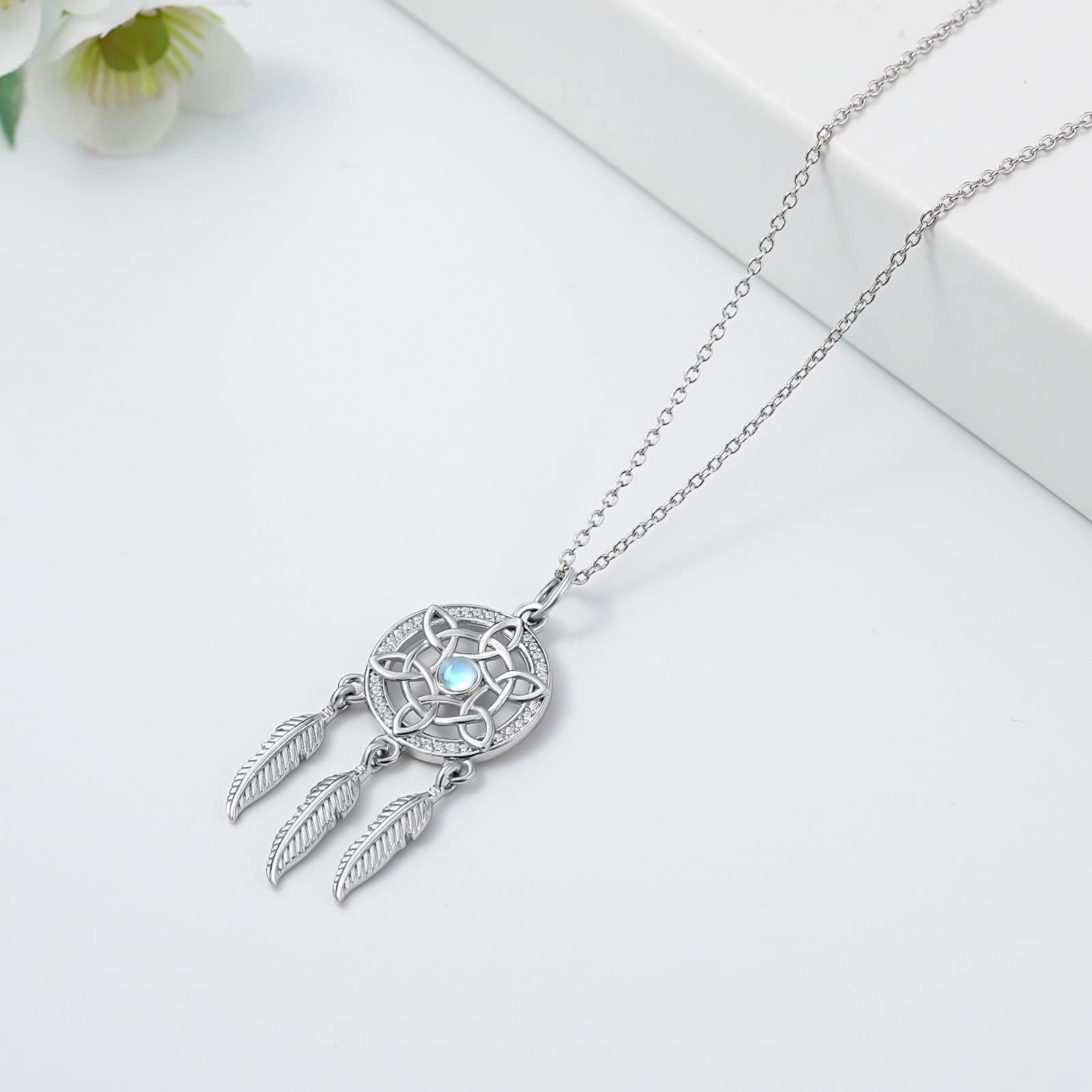 VONALA Traumfänger Halskette 925er Sterlingsilber Boho Anhänger | Keltischem Knoten Mondstein Schmuckgeschenk Boho Feder Geschenk für Frauen Damen