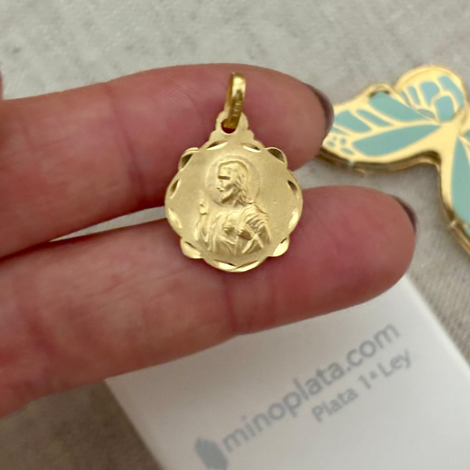 Medalla Escapulario Virgen del Carmen y Sagrado Corazón de Jesús, Plata de Ley 925 Bañada en Oro, Doble Cara con Cerco Tallado, 16x20mm