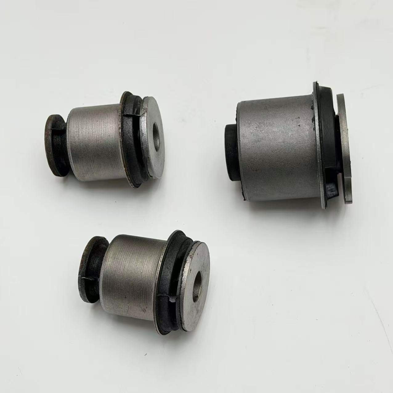 Front differential bracket rubber sleeve/bushing compatible with/replacement for Hummer H3 25872770,15856421,15856422