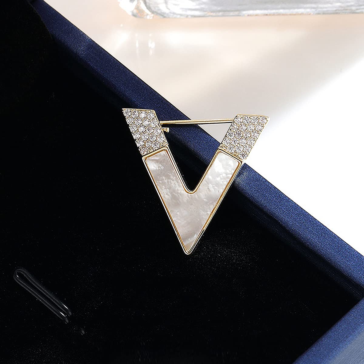 Broches con la Letra V para Mujer, joyería de Moda, Broche pequeño de Solapa con Forma de Concha.