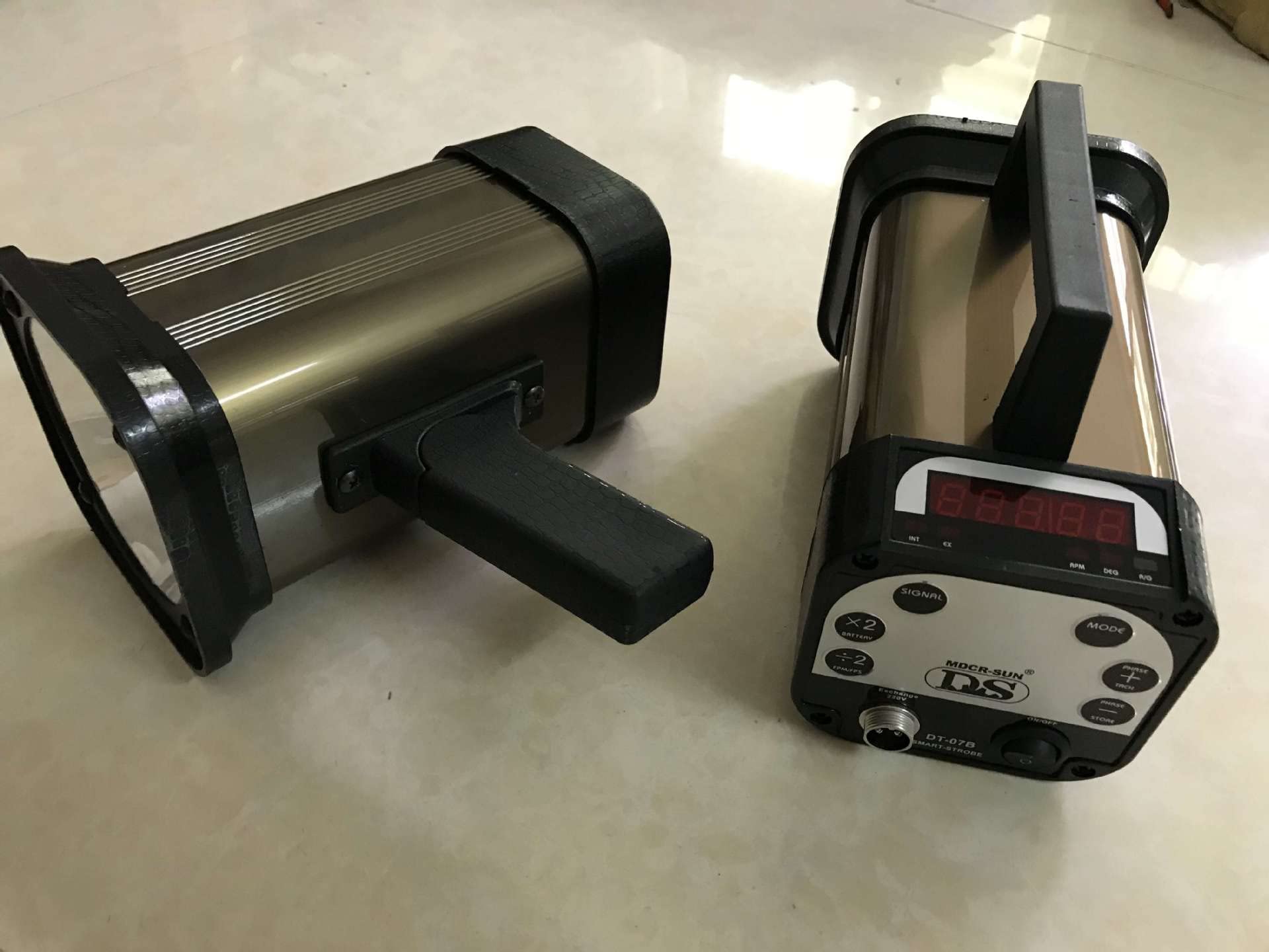 Tacómetro estroboscópico DT-07B Estroboscopio de mano digital pistola estroboscópica recargable portátil portátil sin contacto analizador de velocidad rotacional estrobos Amplio rango de medición