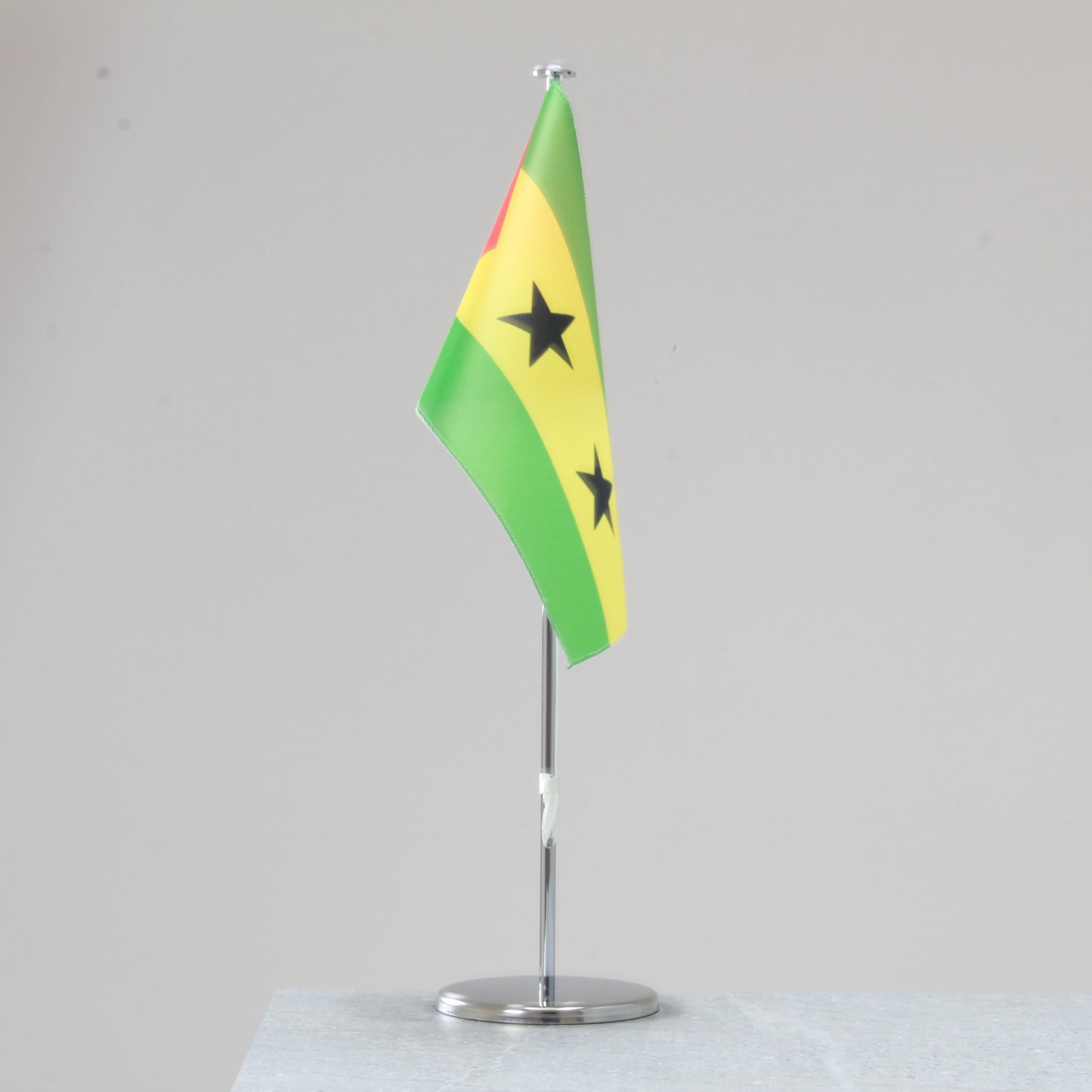 Flaga na stół Wysp Świętego Tomasza i Książęcej – reprezentatywna flaga narodowa do użytku w pomieszczeniach, chrom 42 cm