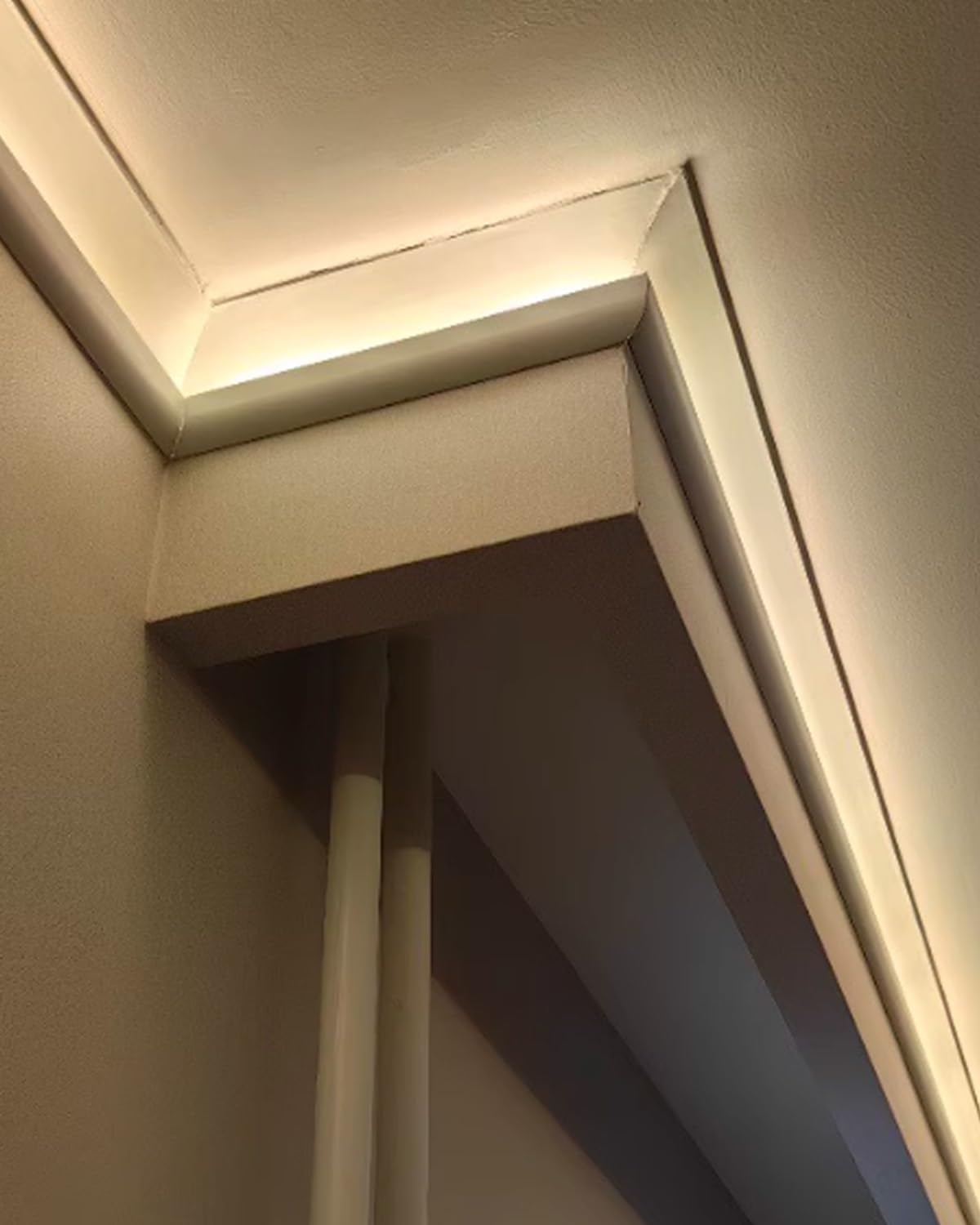 Generisch Listwa sufitowa z pośrednim oświetleniem LED – biały profil aluminiowy do sufitu i listwy przypodłogowej, listwa natynkowa LED do przedpokoju i sypialni, 8,5 m, dekoracyjne rozwiązanie