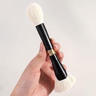 Un cepillo de maquillaje de doble cabeza con ...