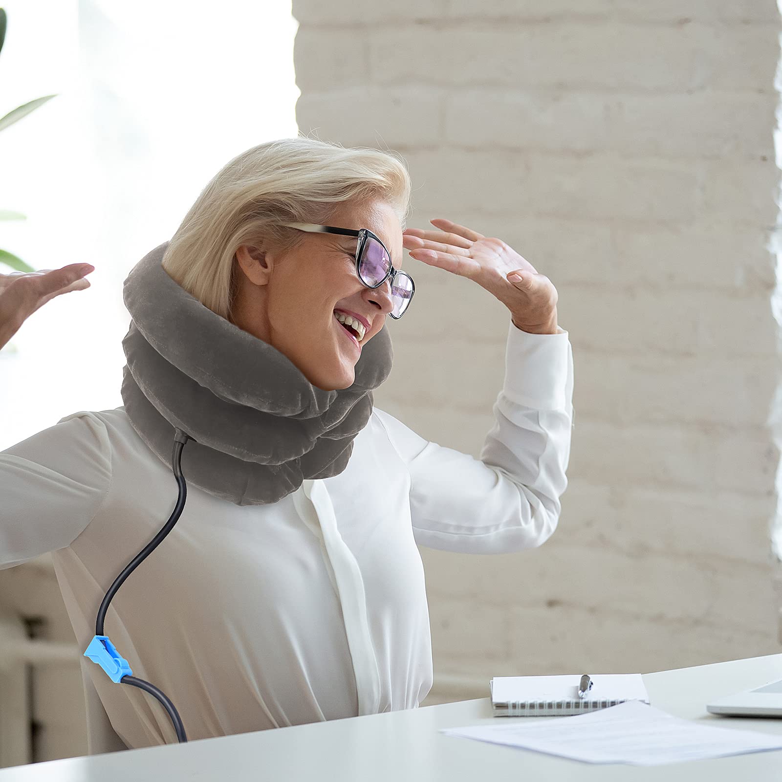 Cervical traction instrument inflatable household Neck Traction Device & Collar Brace for Spine Alignment, Collar Brace, Neck Pain Relief for Home/Office Inflatable Support Pillows (grey)