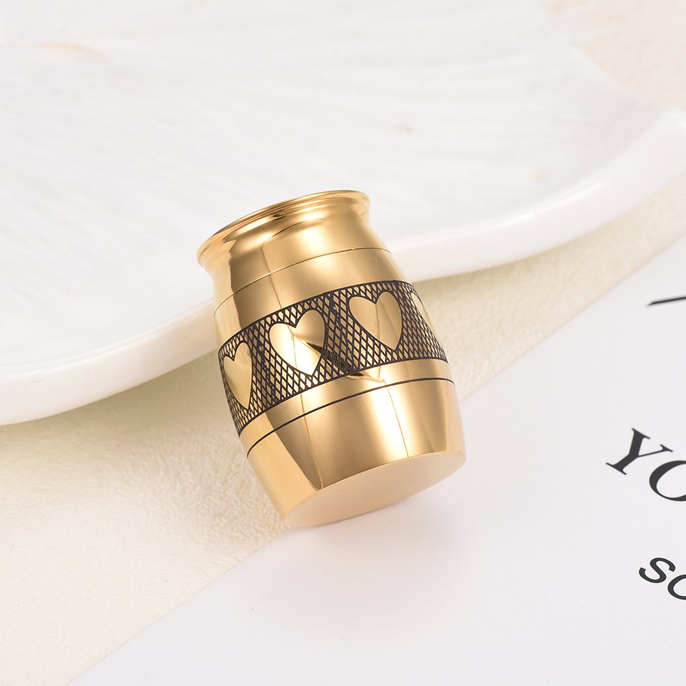 Bijoux de crémation et mini urne dorée : un souvenir discret au quotidien