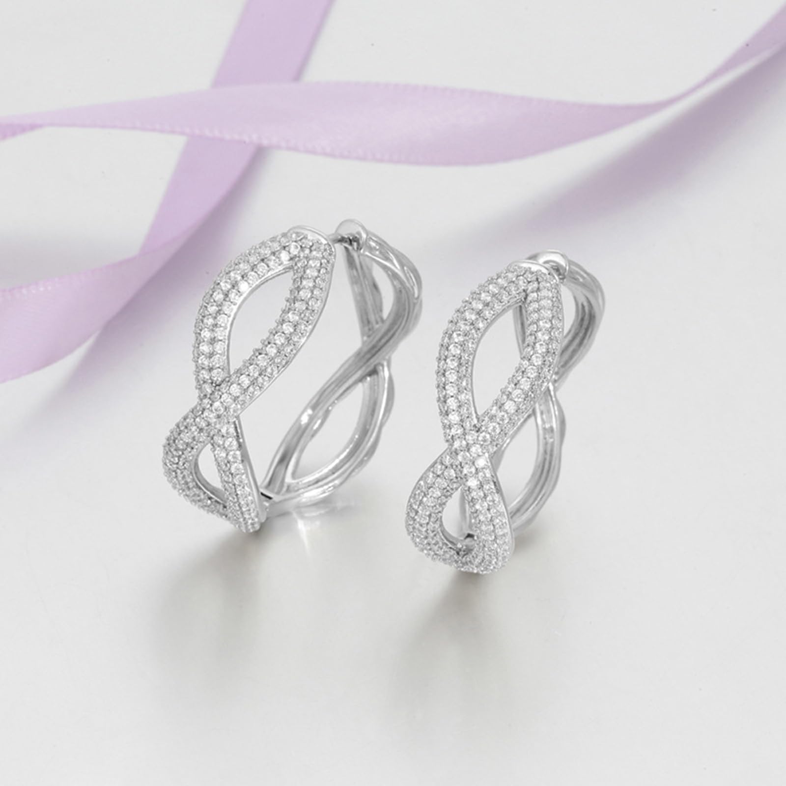 Pendientes de infinito con moissanite para mujer