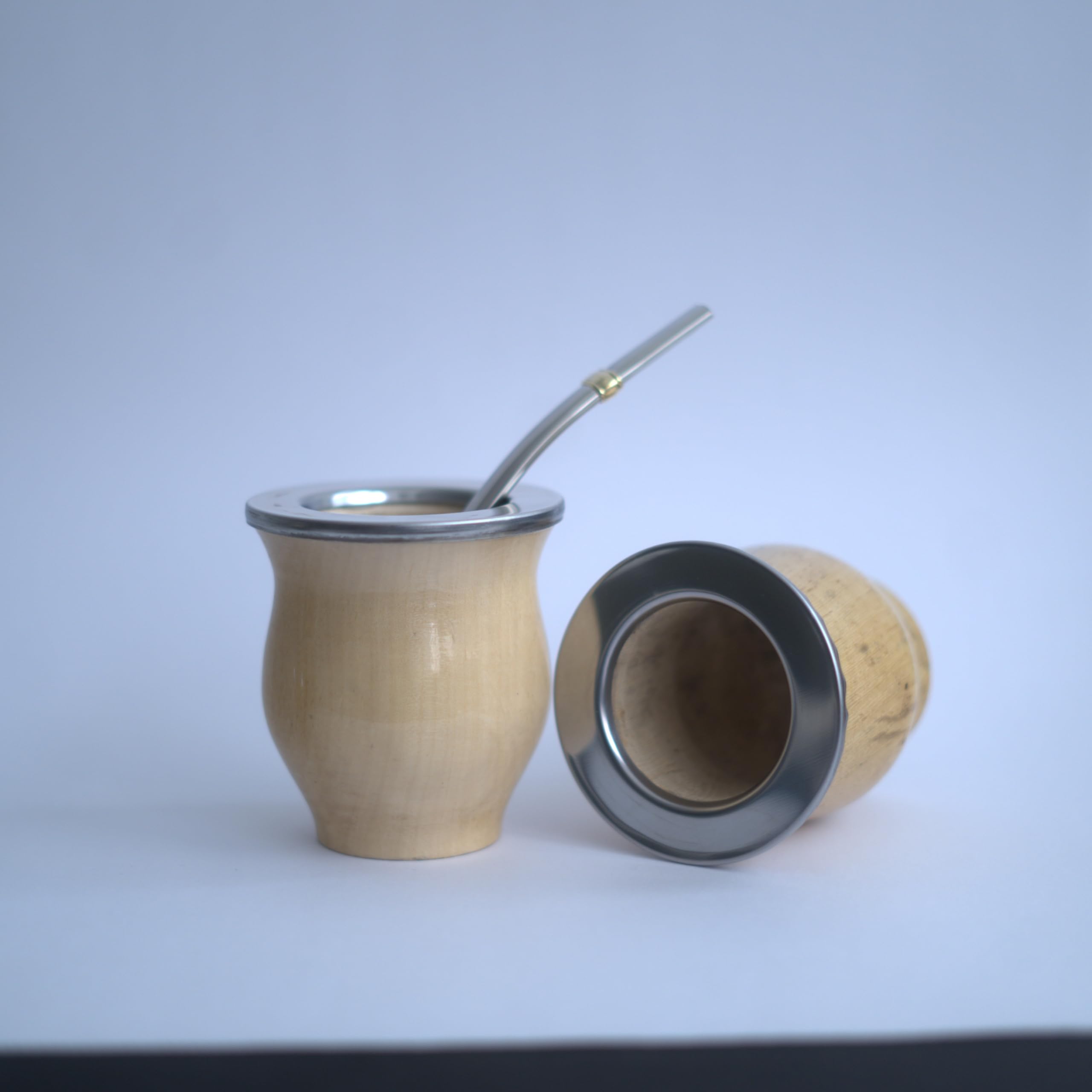ALMA NATIVA - Mate Argentino Camionero de Algarrobo Brilloso – Artesanal – Virola de Acero – Bombilla Chata Pico Curvo con Anillo de Bronce + Porta Yerba – Hecho en Argentina