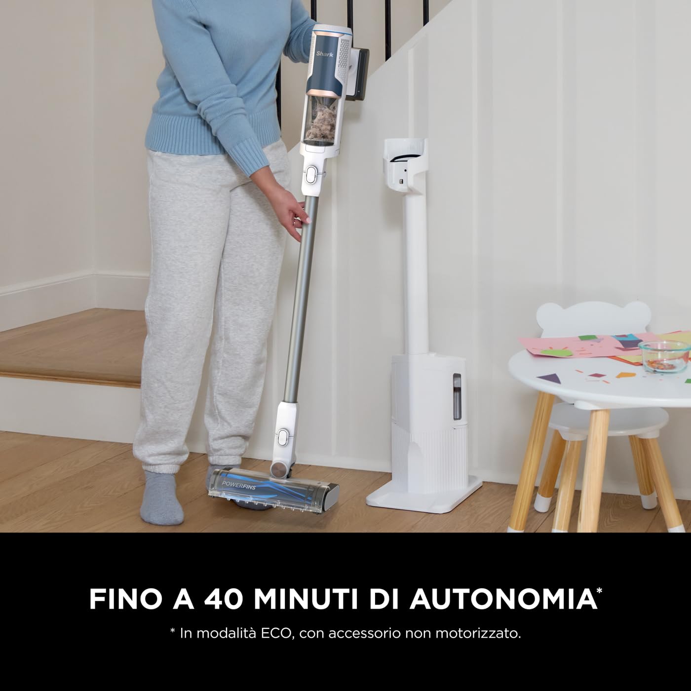 Shark Clean & Empty Aspirapolvere Senza Fili con Autosvuotamento, 40 Minuti di Autonomia, Leggero, Anti Hair Wrap, Bocchette per Animali e Fessure, Stazione di Ricarica, Luci LED, Bianco/Blu, BU3521EU