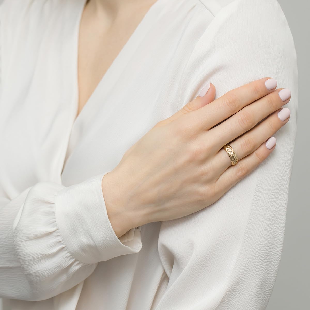 MARKO Goldring Damen 333 Echtgold 8 Karat Gelbgold – breiter Bandring mit durchbrochenem Netzdesign, strukturierter Ring Gold Damen, glänzender Goldschmuck, eleganter Schmuckring