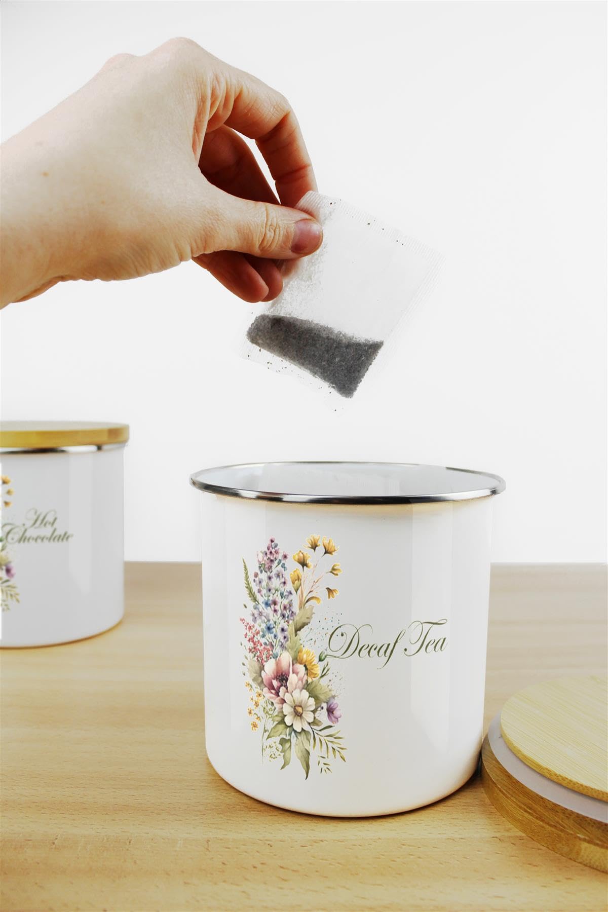 Bote De Almacenamiento Para Café Descafeinado Purely Home - Diseño Liebre Y Diente De León, Esmaltado Blanco Con Tapa De Bambú - 600 Ml