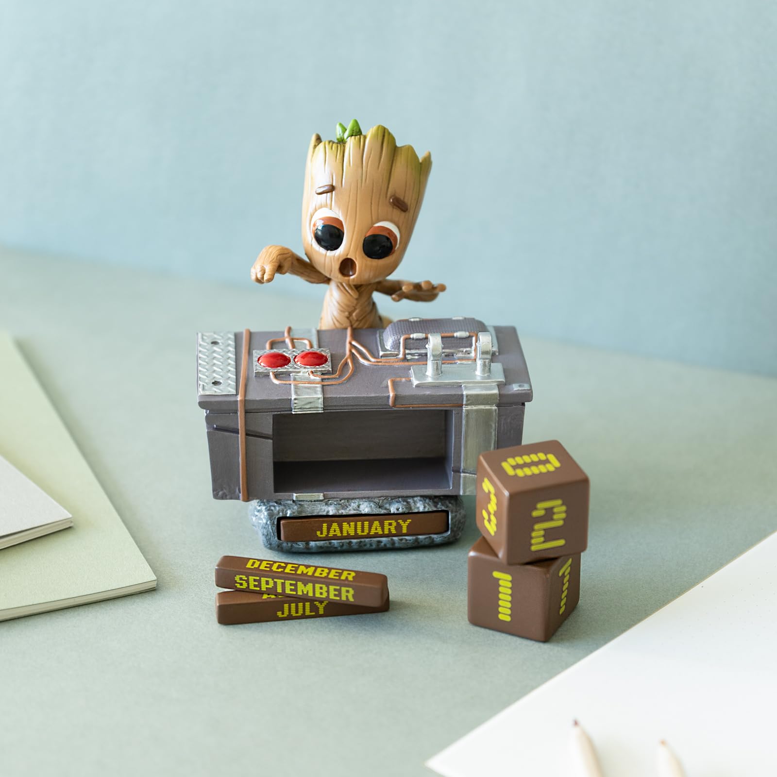 Calendario Perpetuo Groot 3D - Groot Figura de Marvel para Decoracion Habitacion Juvenil - Calendario sobremesa para niños │ Muñecos Marvel Merchandising Oficial