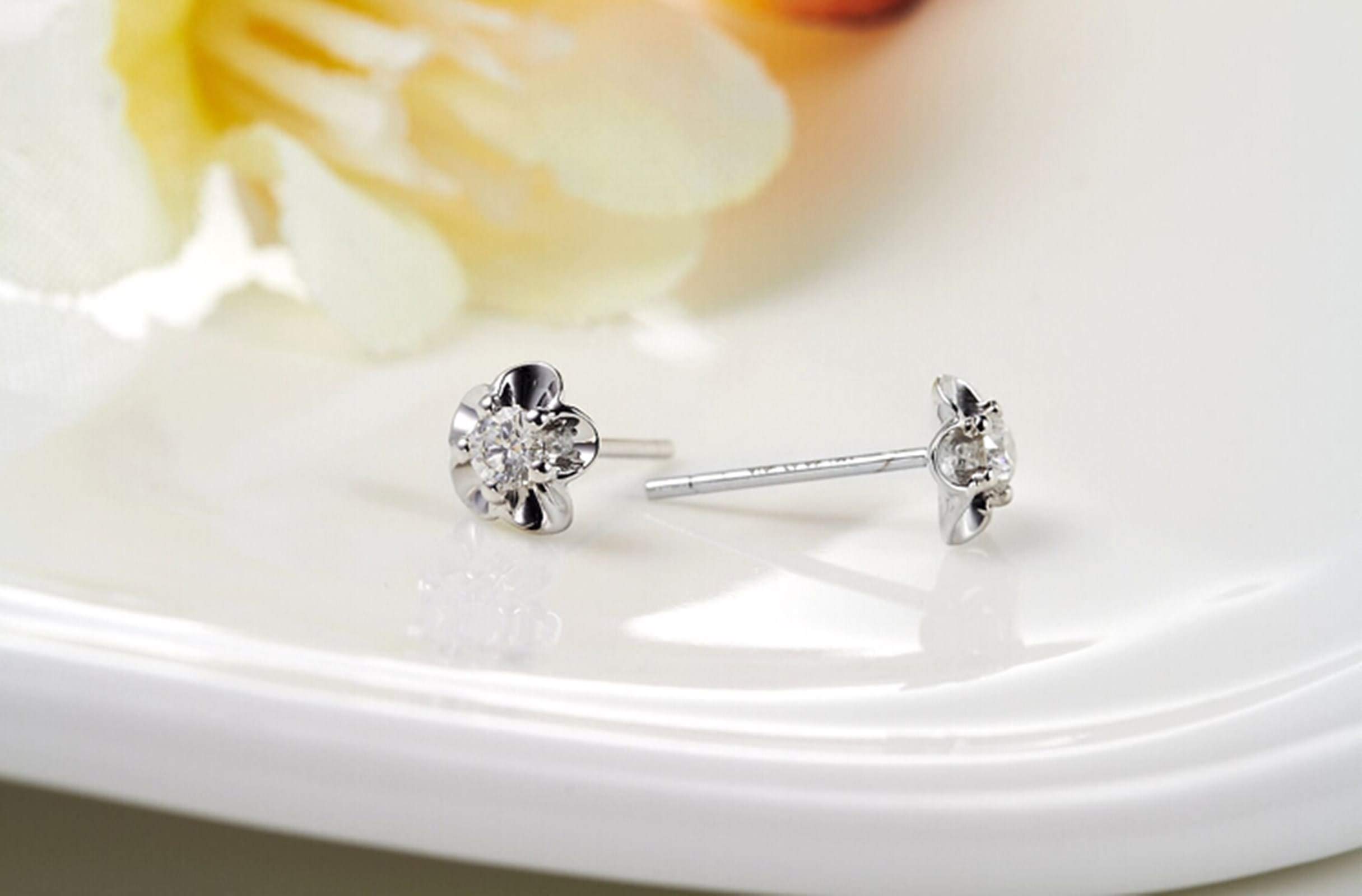 KnSam Echter Goldschmuck Damen Ohrringe aus 18K Weißgold, Blumen Form mit Diamant Damenohrringe Abendschmuck Ohrstecker