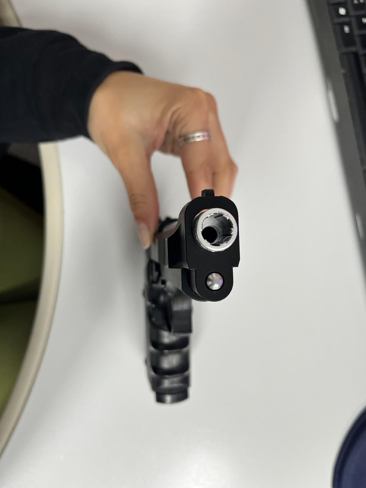 Pistolet HFC-118E M92 Noir avec Canon argenté (6MM) | Arme de Poing Airsoft (Billes en Plastique) Type Beretta 92 + Mallette PVC + Bouteille [Puissance : 0,38 Joules]