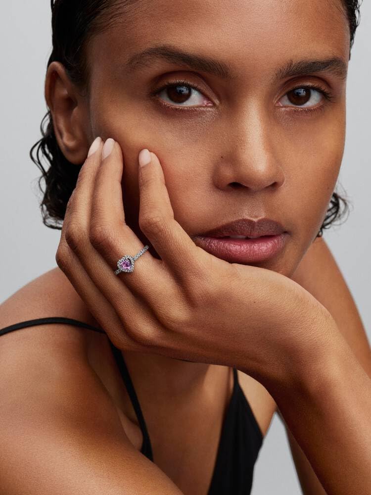 PANDORA Anillo de plata para mujer con corazón en relieve morado claro 198421C12