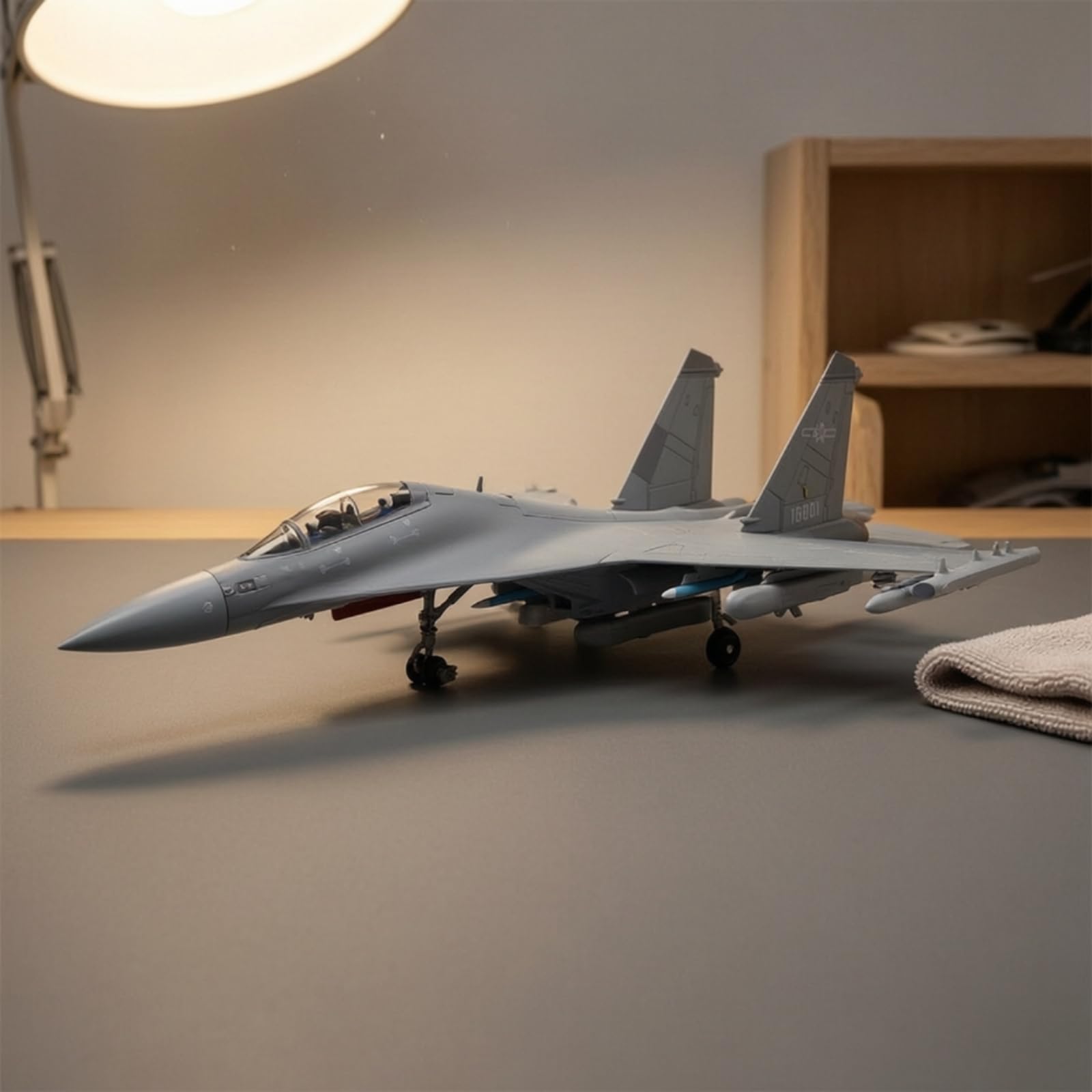 Elektronisches Kampfflugzeug Modellbausatz Flugzeug Modell Jet Modell Kampfjet Detailgetreu mit Zwei Triebwerken Und Standfestem Base Inklusive für Schreibtisch Vitrine Hobbyraum Büro 1 72