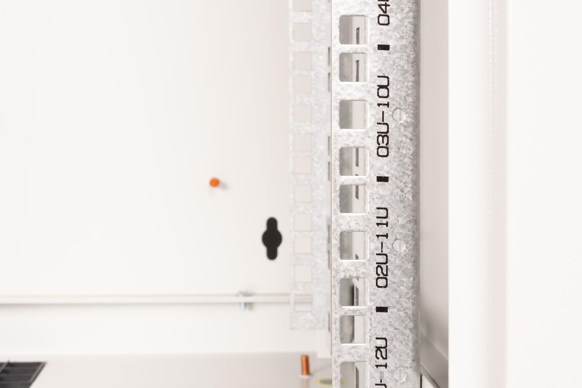 DIGITUS Netzwerk-Schrank 19 zoll 12 HE - Wandmontage - 450 mm Tiefe - Traglast 100 kg - Unique Serie - Glastür - Grau | Nutztiefe 370 mm – Wandmontage – Traglast 100 kg – Sicherheitsglastür – Schutzklasse IP20