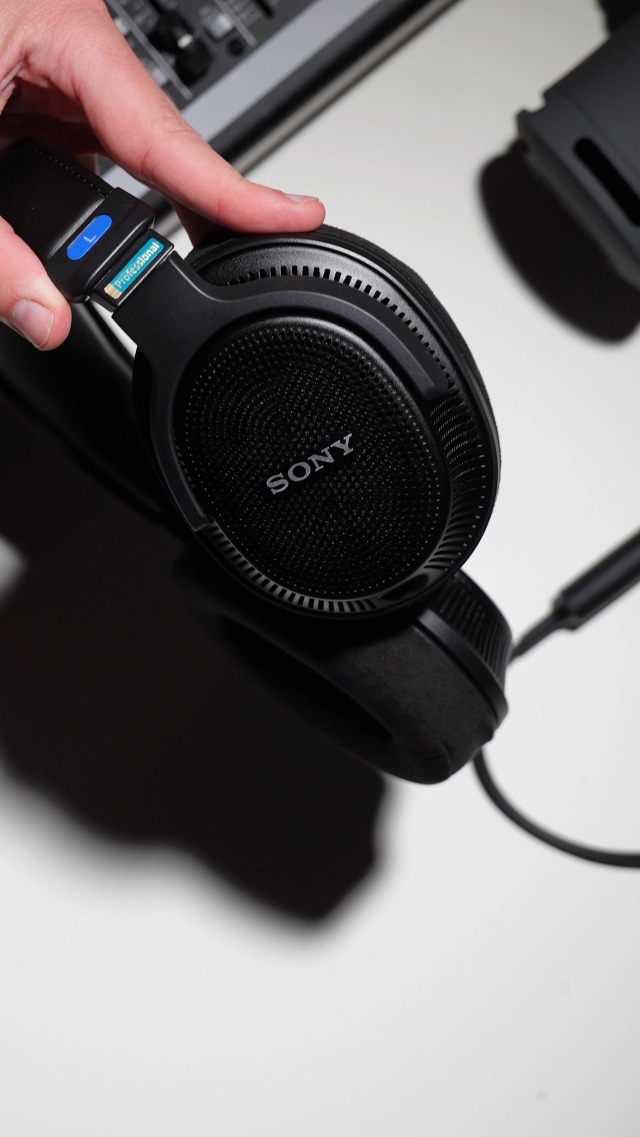 Watch Sony MDR-MV1 Studio Monitor Headphones Unboxing on Amazon Live