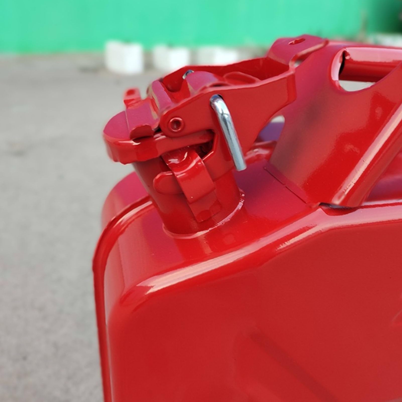 Jerrycan Benzinkanister, 20 Liter – Armeerot, Metall – Für Benzin, Diesel & Öl – Robust & langlebig – Für PKW, LKW & Motorräder – Inkl. Ausgießer