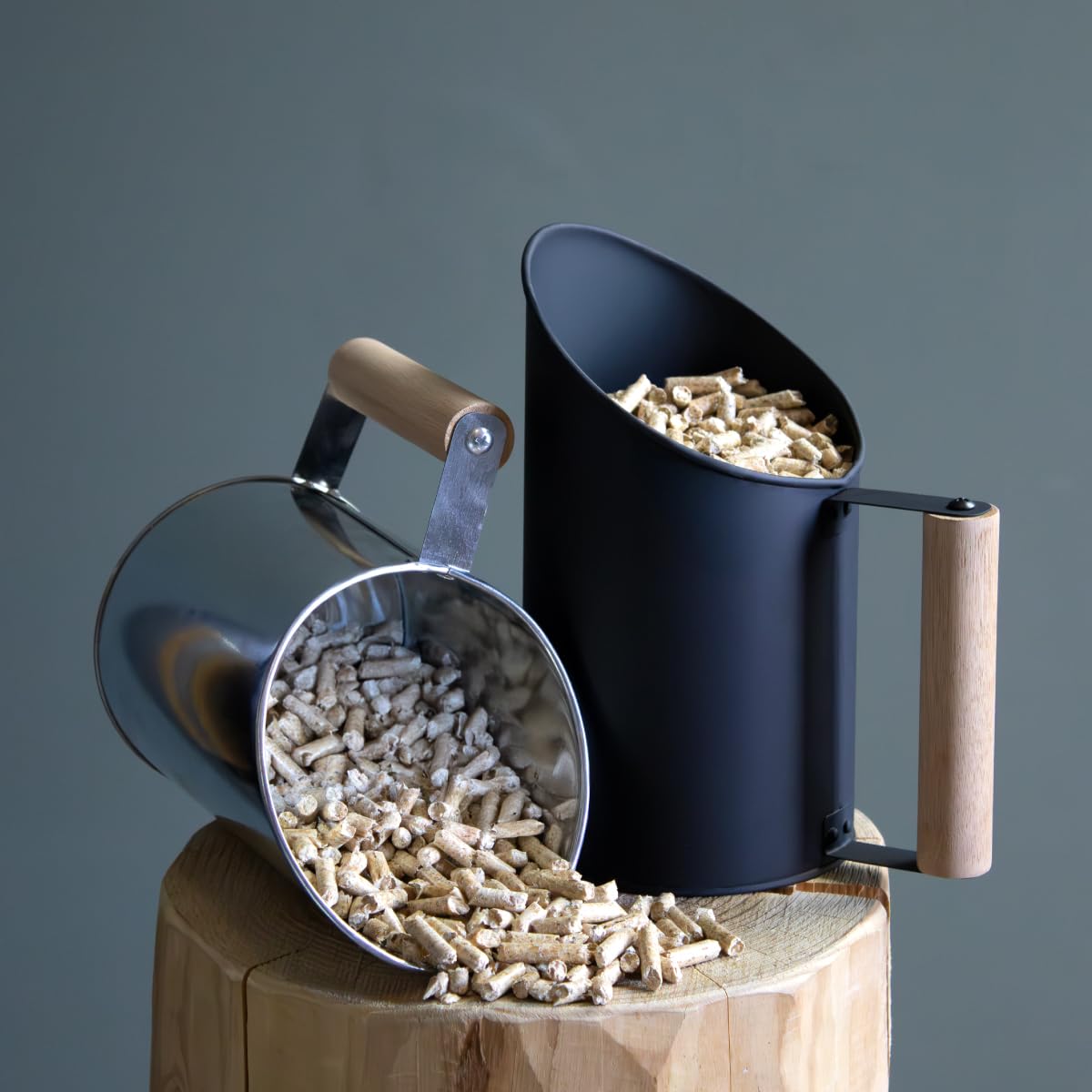 Paletta Per Pellet In Metallo Nero Con Manico In Legno – Motivo Montagna Inciso, 13x13x20 Cm, Per Stufe A Pellet