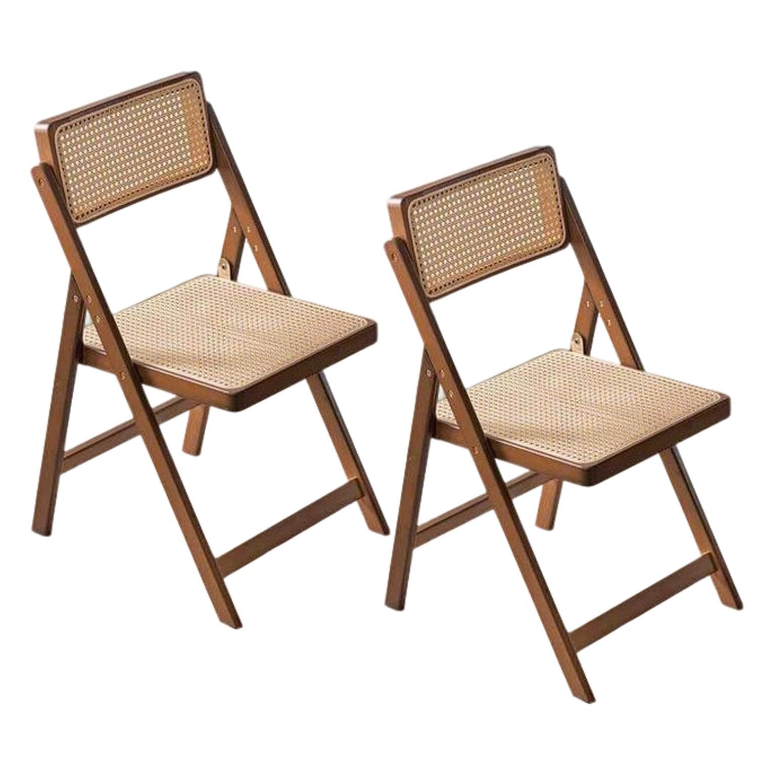 Chaise pliante en rotin pour créer un coin repas minimaliste et chaleureux dans votre salon