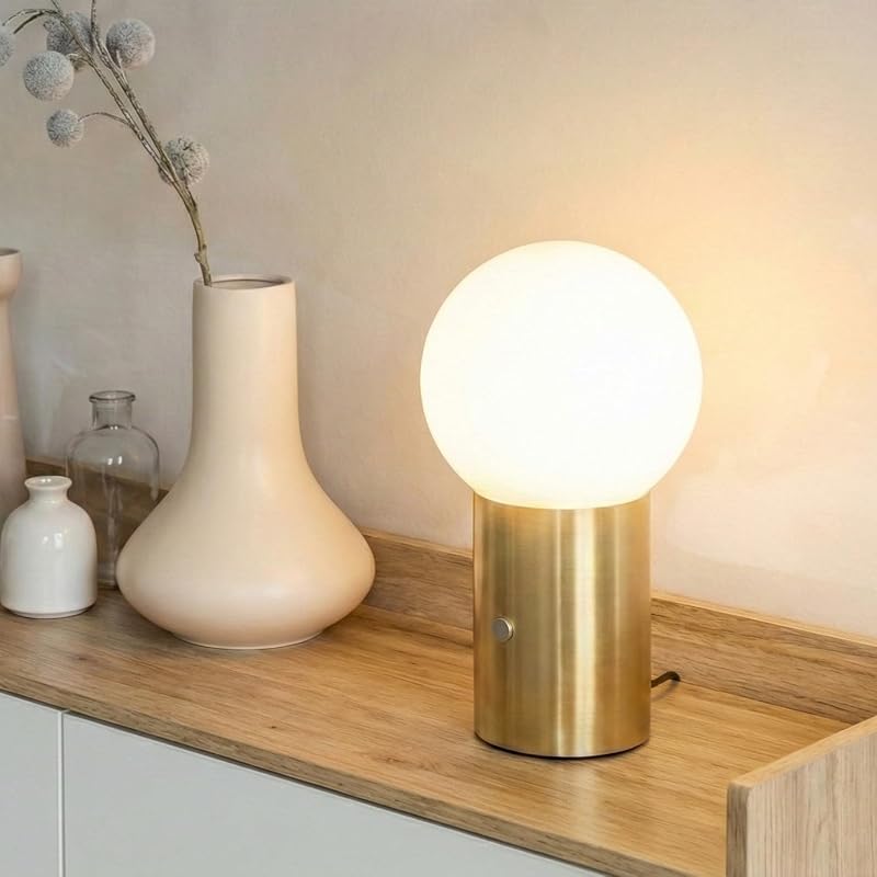 Kai Lámpara de mesa LED con puerto USB - Lámpara de escritorio moderna de lectura pequeña junto a la cama, luz de mesita de noche con iluminación ambiental para dormitorio, sala de estar, oficina - Pantalla de lámpara de globo moderna, acabado en latón