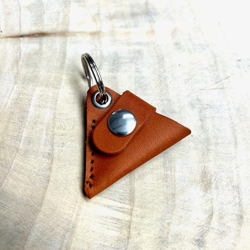 AMAYA Halsbandtasche aus Leder für Hundemarke Dreieck, Steuermarke, Tassomarke | Handmade by Manufactica®